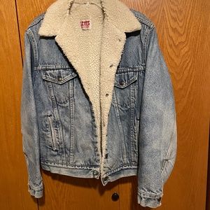 Vintage Levi’s Men’s Denim Sherpa fur lined Jacket.